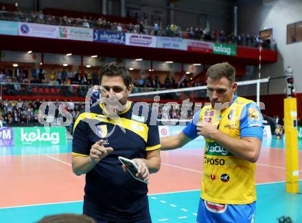 Volleyball Champions League. SK Posojilnica Aich/Dob gegen Fenerbahce Sports Club Istanbul (TUR). Trainer Matjaz Hafner, Jan Krol (Aich/Dob). Klagenfurt, am 8.11.2017.
Foto: Kuess
---
pressefotos, pressefotografie, kuess, qs, qspictures, sport, bild, bilder, bilddatenbank