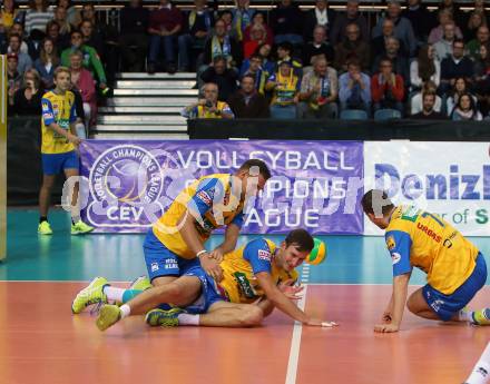 Volleyball Champions League. SK Posojilnica Aich/Dob gegen Fenerbahce Sports Club Istanbul (TUR). Jan Krol, Michael Hruska, Kasper Vuorinen (Aich/Dob). Klagenfurt, am 8.11.2017.
Foto: Kuess
---
pressefotos, pressefotografie, kuess, qs, qspictures, sport, bild, bilder, bilddatenbank