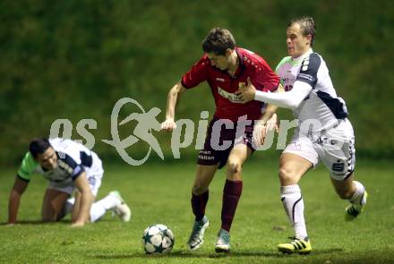 Fussball Kaerntner Liga. Feldkirchen gegen ATSV Wolfsberg. Michael Tammegger,  (Feldkirchen), Thomas Heine (Wolfsberg). Feldkirchen, am 3.11.2017.
Foto: Kuess
---
pressefotos, pressefotografie, kuess, qs, qspictures, sport, bild, bilder, bilddatenbank