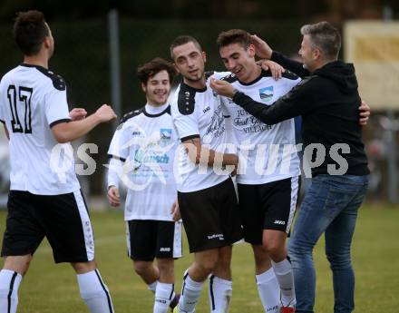 Fussball. 1. Klasse B. Ledenitzen gegen Maria Gail. Torjubel Jakob Velikogne,  Trainer Herbert Rautnig (Ledenitzen). Ledenitzen, 5.11.2017.
Foto: Kuess
---
pressefotos, pressefotografie, kuess, qs, qspictures, sport, bild, bilder, bilddatenbank