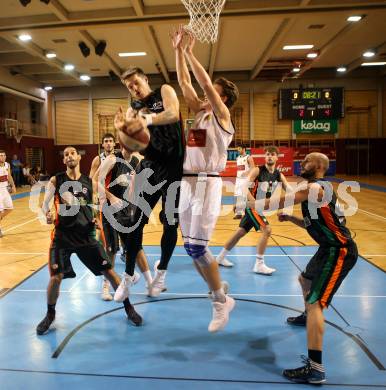 Basketball 2. Bundesliga. Grunddurchgang. 8. Runde. Woerthersee Piraten gegen Basket Flames. Lukas Simoner, (Woerthersee Piraten),  Maximilian Huebner (Basket Flames). Klagenfurt, am 11.11.2017.
Foto: Kuess
---
pressefotos, pressefotografie, kuess, qs, qspictures, sport, bild, bilder, bilddatenbank