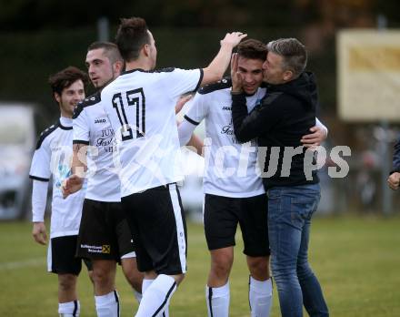 Fussball. 1. Klasse B. Ledenitzen gegen Maria Gail. Torjubel Jakob Velikogne,  Trainer Herbert Rautnig (Ledenitzen). Ledenitzen, 5.11.2017.
Foto: Kuess
---
pressefotos, pressefotografie, kuess, qs, qspictures, sport, bild, bilder, bilddatenbank