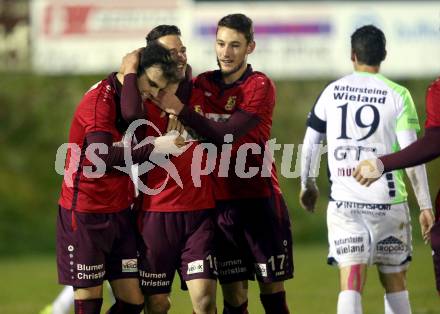 Fussball Kaerntner Liga. Feldkirchen gegen ATSV Wolfsberg.  Torjubel Patrick Pfennich, Andre Vinicius Marques, Marcel Hober (Wolfsberg). Feldkirchen, am 3.11.2017.
Foto: Kuess
---
pressefotos, pressefotografie, kuess, qs, qspictures, sport, bild, bilder, bilddatenbank