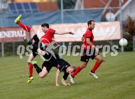 Fussball. Kaerntner Liga. Bleiburg gegen Maria Saal. Rene Partl (Bleiburg),  Sebastian Kaiser, Bernhard Walzl (Maria Saal). Bleiburg, 4.11.2017.
Foto: Kuess
---
pressefotos, pressefotografie, kuess, qs, qspictures, sport, bild, bilder, bilddatenbank