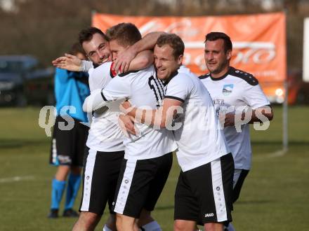 Fussball. 1. Klasse B. Ledenitzen gegen Maria Gail. Torjubel Senad Huseinbasic, Mario Petschnig, Patrick Freithofnigg  (Ledenitzen). Ledenitzen, 5.11.2017.
Foto: Kuess
---
pressefotos, pressefotografie, kuess, qs, qspictures, sport, bild, bilder, bilddatenbank