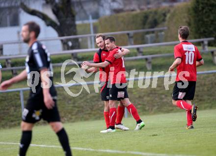 Fussball. Kaerntner Liga. Bleiburg gegen Maria Saal. Torjubel Bernhard Walzl,  Christopher Wadl, Johannes Georg Zebedin (Maria Saal). Bleiburg, 4.11.2017.
Foto: Kuess
---
pressefotos, pressefotografie, kuess, qs, qspictures, sport, bild, bilder, bilddatenbank