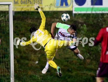 Fussball Kaerntner Liga. Feldkirchen gegen ATSV Wolfsberg. Sebastian Schmid,  (Feldkirchen), Max Friesacher (Wolfsberg). Feldkirchen, am 3.11.2017.
Foto: Kuess
---
pressefotos, pressefotografie, kuess, qs, qspictures, sport, bild, bilder, bilddatenbank