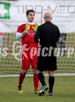 Fussball. 1. Klasse B. Ledenitzen gegen Maria Gail. Alexander Moser (Ledenitzen),  Schiedsrichter Ahmet Ribic. Ledenitzen, 5.11.2017.
Foto: Kuess
---
pressefotos, pressefotografie, kuess, qs, qspictures, sport, bild, bilder, bilddatenbank