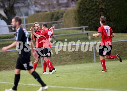 Fussball. Kaerntner Liga. Bleiburg gegen Maria Saal. Torjubel Bernhard Walzl,  Christopher Wadl, Johannes Georg Zebedin (Maria Saal). Bleiburg, 4.11.2017.
Foto: Kuess
---
pressefotos, pressefotografie, kuess, qs, qspictures, sport, bild, bilder, bilddatenbank