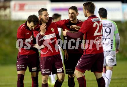 Fussball Kaerntner Liga. Feldkirchen gegen ATSV Wolfsberg.  Torjubel Patrick Pfennich, Andre Vinicius Marques, Marcel Hober, Stefan Stueckler  (Wolfsberg). Feldkirchen, am 3.11.2017.
Foto: Kuess
---
pressefotos, pressefotografie, kuess, qs, qspictures, sport, bild, bilder, bilddatenbank