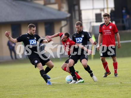 Fussball. Kaerntner Liga. Bleiburg gegen Maria Saal. Adnan Besic, Patrick Paul Oswaldi (Bleiburg), Christopher Wadl (Maria Saal). Bleiburg, 4.11.2017.
Foto: Kuess
---
pressefotos, pressefotografie, kuess, qs, qspictures, sport, bild, bilder, bilddatenbank