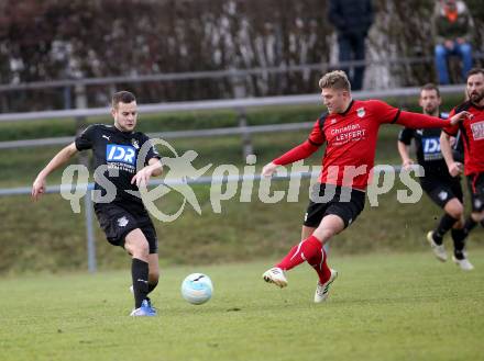 Fussball. Kaerntner Liga. Bleiburg gegen Maria Saal. Adnan Besic (Bleiburg),  Kevin Puschl Schliefnig (Maria Saal). Bleiburg, 4.11.2017.
Foto: Kuess
---
pressefotos, pressefotografie, kuess, qs, qspictures, sport, bild, bilder, bilddatenbank