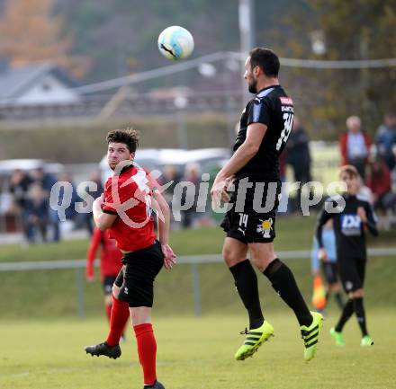 Fussball. Kaerntner Liga. Bleiburg gegen Maria Saal. Lovro Plimon (Bleiburg),  Andreas Schawarz (Maria Saal). Bleiburg, 4.11.2017.
Foto: Kuess
---
pressefotos, pressefotografie, kuess, qs, qspictures, sport, bild, bilder, bilddatenbank