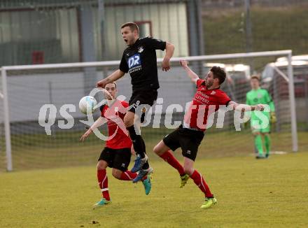 Fussball. Kaerntner Liga. Bleiburg gegen Maria Saal. Adnan Besic (Bleiburg),  Sebastian Kaiser, Manuel Roland Grimschitz, (Maria Saal). Bleiburg, 4.11.2017.
Foto: Kuess
---
pressefotos, pressefotografie, kuess, qs, qspictures, sport, bild, bilder, bilddatenbank