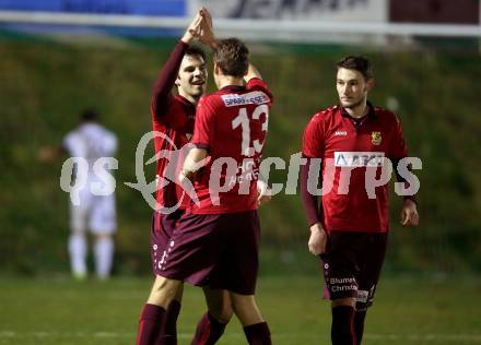 Fussball Kaerntner Liga. Feldkirchen gegen ATSV Wolfsberg.  Torjubel Andre Vinicius Marques, Marcel Hober, Thomas Heine (Wolfsberg). Feldkirchen, am 3.11.2017.
Foto: Kuess
---
pressefotos, pressefotografie, kuess, qs, qspictures, sport, bild, bilder, bilddatenbank