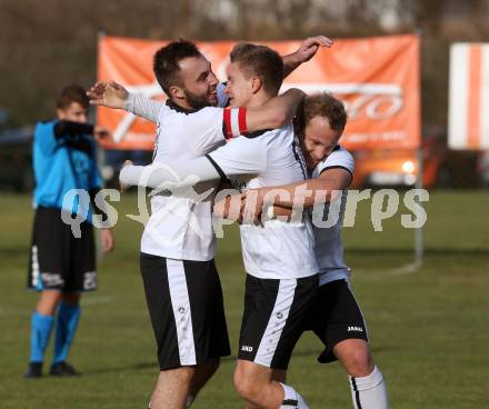 Fussball. 1. Klasse B. Ledenitzen gegen Maria Gail. Torjubel Senad Huseinbasic, Mario Petschnig, Patrick Freithofnigg  (Ledenitzen). Ledenitzen, 5.11.2017.
Foto: Kuess
---
pressefotos, pressefotografie, kuess, qs, qspictures, sport, bild, bilder, bilddatenbank