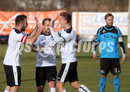 Fussball. 1. Klasse B. Ledenitzen gegen Maria Gail. Torjubel Senad Huseinbasic, Mario Petschnig, Patrick Freithofnigg  (Ledenitzen). Ledenitzen, 5.11.2017.
Foto: Kuess
---
pressefotos, pressefotografie, kuess, qs, qspictures, sport, bild, bilder, bilddatenbank