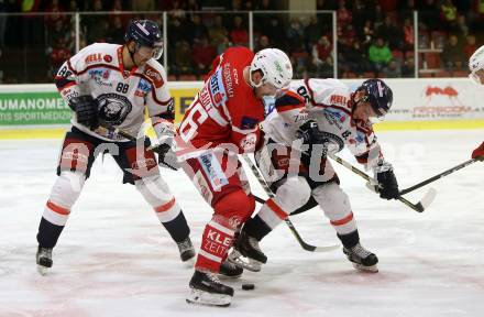 EBEL. Eishockey Bundesliga. KAC gegen 	KHL Medvescak Zagreb. Jonathan Rheault (KAC), Tomas Kudelka, Tyler Morley (Zagreb). Klagenfurt, am 15.11.2017.
Foto: Kuess

---
pressefotos, pressefotografie, kuess, qs, qspictures, sport, bild, bilder, bilddatenbank