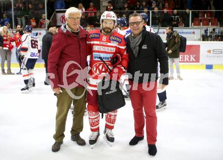 EBEL. Eishockey Bundesliga. KAC gegen 	KHL Medvescak Zagreb. Hans Herzog, Spieler des Abends Thomas Koch, Wolfgang Gratzer (KAC). Klagenfurt, am 15.11.2017.
Foto: Kuess

---
pressefotos, pressefotografie, kuess, qs, qspictures, sport, bild, bilder, bilddatenbank