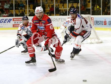 EBEL. Eishockey Bundesliga. KAC gegen 	KHL Medvescak Zagreb. Matthew Neal (KAC), Michael Boivin, Tomas Kudelka (Zagreb). Klagenfurt, am 15.11.2017.
Foto: Kuess

---
pressefotos, pressefotografie, kuess, qs, qspictures, sport, bild, bilder, bilddatenbank