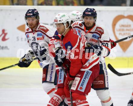 EBEL. Eishockey Bundesliga. KAC gegen 	KHL Medvescak Zagreb. Thomas HUndertpfund, (KAC), Ivan Jankovic (Zagreb). Klagenfurt, am 15.11.2017.
Foto: Kuess

---
pressefotos, pressefotografie, kuess, qs, qspictures, sport, bild, bilder, bilddatenbank