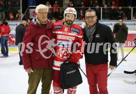 EBEL. Eishockey Bundesliga. KAC gegen 	KHL Medvescak Zagreb. Hans Herzog, Spieler des Abends Thomas Koch, Wolfgang Gratzer (KAC). Klagenfurt, am 15.11.2017.
Foto: Kuess

---
pressefotos, pressefotografie, kuess, qs, qspictures, sport, bild, bilder, bilddatenbank