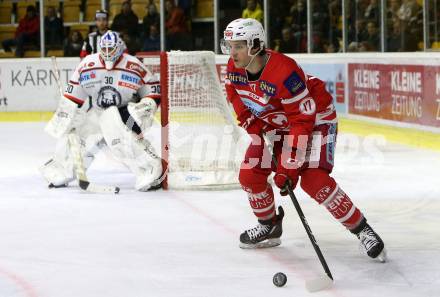 EBEL. Eishockey Bundesliga. KAC gegen 	KHL Medvescak Zagreb. Manuel Ganahl (KAC), Kevin Poulin (Zagreb). Klagenfurt, am 15.11.2017.
Foto: Kuess

---
pressefotos, pressefotografie, kuess, qs, qspictures, sport, bild, bilder, bilddatenbank
