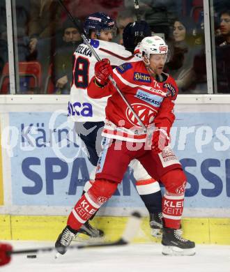 EBEL. Eishockey Bundesliga. KAC gegen 	KHL Medvescak Zagreb. Jamie Lundmark (KAC), Tomas Kudelka (Zagreb). Klagenfurt, am 15.11.2017.
Foto: Kuess

---
pressefotos, pressefotografie, kuess, qs, qspictures, sport, bild, bilder, bilddatenbank