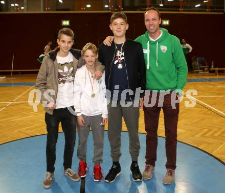 Basketball 2. Bundesliga. Grunddurchgang. 9. Runde. KOS Celovec gegen Raiders Villach. Kaerntner Meister U14 im Street Basketball. Jona Hribar, Mate Seher, Maxi Seher, Stefan Hribar. Klagenfurt, am 18.11.2017.
Foto: Kuess
---
pressefotos, pressefotografie, kuess, qs, qspictures, sport, bild, bilder, bilddatenbank