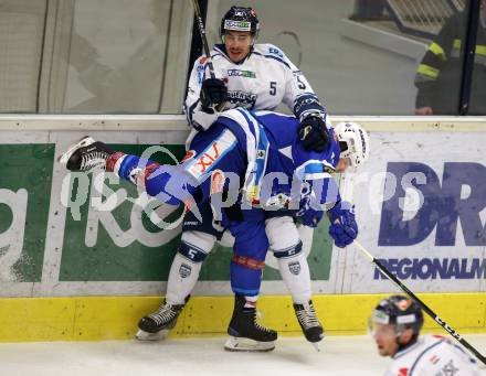 EBEL. Eishockey Bundesliga. EC VSV gegen Fehervar AV 19. Ben Walter, (VSV), Bence Stipsicz (Alba Volan). Villach, am 19.11.2017.
Foto: Kuess 


---
pressefotos, pressefotografie, kuess, qs, qspictures, sport, bild, bilder, bilddatenbank