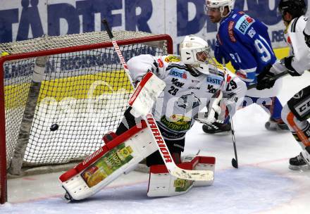EBEL. Eishockey Bundesliga. EC VSV gegen Dornbirn Bulldogs. Miha Verlic, (VSV), Juha Rasmus Rinne (Dornbirn). Villach, am 24.11.2017.
Foto: Kuess 


---
pressefotos, pressefotografie, kuess, qs, qspictures, sport, bild, bilder, bilddatenbank