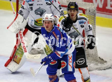 EBEL. Eishockey Bundesliga. EC VSV gegen Dornbirn Bulldogs. Christof Kromp, (VSV), Thomas Vallant (Dornbirn). Villach, am 24.11.2017.
Foto: Kuess 


---
pressefotos, pressefotografie, kuess, qs, qspictures, sport, bild, bilder, bilddatenbank