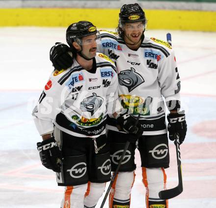 EBEL. Eishockey Bundesliga. EC VSV gegen Dornbirn Bulldogs. Torjubel Scott Timmins, Michael Caruso (Dornbirn). Villach, am 24.11.2017.
Foto: Kuess 


---
pressefotos, pressefotografie, kuess, qs, qspictures, sport, bild, bilder, bilddatenbank