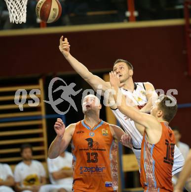 Basketball 2. Bundesliga. Grunddurchgang. 10. Runde. Woerthersee Piraten gegen Basket 2000 Vienna Warriors. Maximmilian Kunovjanek, (Piraten),  Marko Moric, Armin Topic  (Basket2000). Klagenfurt, am 25.11.2017.
Foto: Kuess
---
pressefotos, pressefotografie, kuess, qs, qspictures, sport, bild, bilder, bilddatenbank