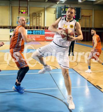 Basketball 2. Bundesliga. Grunddurchgang. 10. Runde. Woerthersee Piraten gegen Basket 2000 Vienna Warriors. Maximilian Kunovjanek, (Piraten),  Marko Moric  (Basket2000). Klagenfurt, am 25.11.2017.
Foto: Kuess
---
pressefotos, pressefotografie, kuess, qs, qspictures, sport, bild, bilder, bilddatenbank