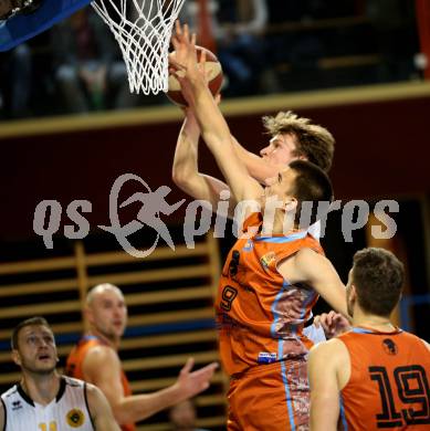 Basketball 2. Bundesliga. Grunddurchgang. 10. Runde. Woerthersee Piraten gegen Basket 2000 Vienna Warriors. Lukas Simoner, (Piraten),  Luka Todorovic  (Basket2000). Klagenfurt, am 25.11.2017.
Foto: Kuess
---
pressefotos, pressefotografie, kuess, qs, qspictures, sport, bild, bilder, bilddatenbank