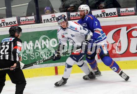 EBEL. Eishockey Bundesliga. EC VSV gegen Fehervar AV 19. Dave Shields, (VSV), Tamas Sarpatki  (Alba Volan). Villach, am 24.11.2017.
Foto: Kuess 


---
pressefotos, pressefotografie, kuess, qs, qspictures, sport, bild, bilder, bilddatenbank