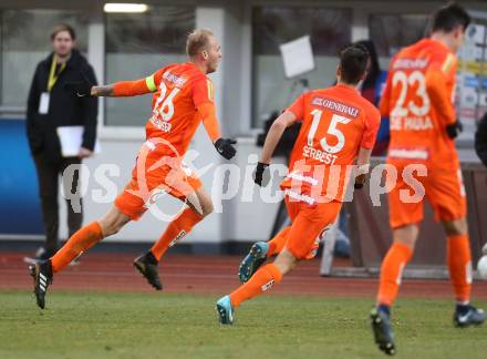 Fussball Tipico Bundesliga. RZ Pellets WAC gegen FK Austria Wien. Torjubel  Raphael Holzhauser, Tarkan Serbest (Wien). Wolfsberg, am 26.11.2017.
Foto: Kuess

---
pressefotos, pressefotografie, kuess, qs, qspictures, sport, bild, bilder, bilddatenbank