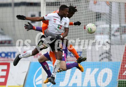 Fussball Tipico Bundesliga. RZ Pellets WAC gegen FK Austria Wien. Issiaka Ouedraogo,  (WAC), Abdul Kadiri Mohammed (Wien). Wolfsberg, am 26.11.2017.
Foto: Kuess

---
pressefotos, pressefotografie, kuess, qs, qspictures, sport, bild, bilder, bilddatenbank
