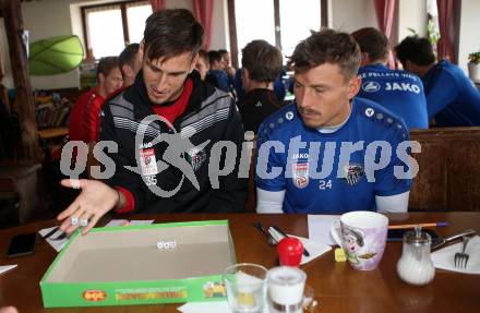 Fussball Bundesliga. RZ Pellets WAC.  Raphael Sallinger, Christopher Wernitznig. Koralpe, am 27.9.2017.
Foto: Kuess
---
pressefotos, pressefotografie, kuess, qs, qspictures, sport, bild, bilder, bilddatenbank