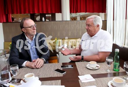 EBEL. Eishockey Bundesliga. Praesident Hans Schmid (Vienna Capitals),  Praesident Hellmuth Reichel (KAC). Klagenfurt, am 2.4.2017.
Foto: Kuess
---
pressefotos, pressefotografie, kuess, qs, qspictures, sport, bild, bilder, bilddatenbank