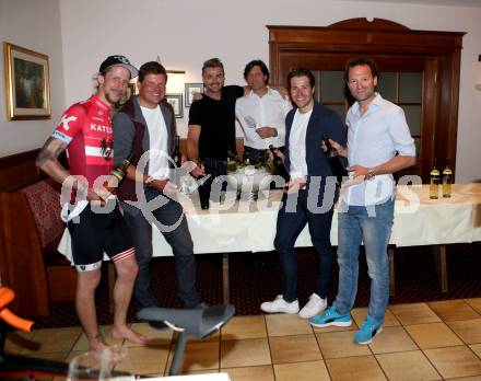 Fruehlingsrennradcamp mit Jan Ullrich. Weinverkostung. Martin Koch, Jan Ullrich, Leo Hillinger, Josef Petritsch (Hotel Marko), Marco Haller, Peter Paco Wrolich. St. Kanzian, am 13.5.2017.
Foto: Kuess
---
pressefotos, pressefotografie, kuess, qs, qspictures, sport, bild, bilder, bilddatenbank