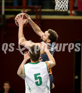 Basketball  ABL Cup 17/18 . KOS Celovec gegen Klosterneuburg Dukes. Andi Smrtnik, (KOS Celovec), Christoph Greimeister  (Klosterneuburg Dukes). Klagenfurt, am 1.12.2017.
Foto: Kuess

---
pressefotos, pressefotografie, kuess, qs, qspictures, sport, bild, bilder, bilddatenbank