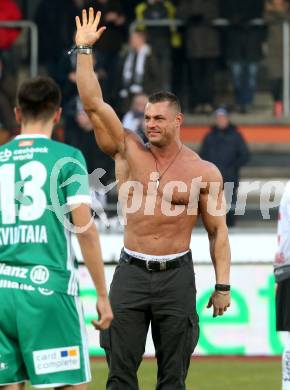 Fussball Tipico Bundesliga. RZ Pellets WAC gegen Rapid Wien. Bodybuilding Weltmeister Klaus Drescher. Wolfsberg, am 2.12.2017.
Foto: Kuess

---
pressefotos, pressefotografie, kuess, qs, qspictures, sport, bild, bilder, bilddatenbank
