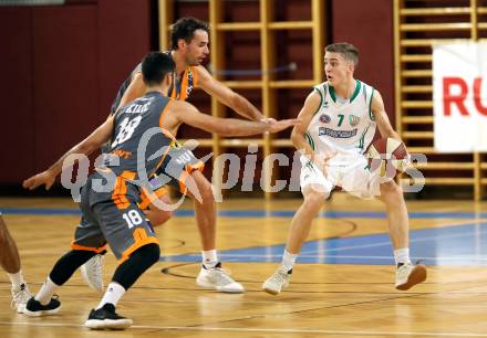 Basketball  ABL Cup 17/18 . KOS Celovec gegen Klosterneuburg Dukes. Jan Razdevsek (KOS Celovec), Oguz Timur Kilic, Fabricio David Vay (Klosterneuburg Dukes). Klagenfurt, am 1.12.2017.
Foto: Kuess

---
pressefotos, pressefotografie, kuess, qs, qspictures, sport, bild, bilder, bilddatenbank