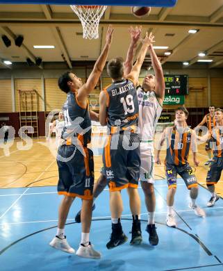Basketball  ABL Cup 17/18 . KOS Celovec gegen Klosterneuburg Dukes. Vjeran Soldo (KOS Celovec), Fabricio David Vay, Jurica Blazevic  (Klosterneuburg Dukes). Klagenfurt, am 1.12.2017.
Foto: Kuess

---
pressefotos, pressefotografie, kuess, qs, qspictures, sport, bild, bilder, bilddatenbank