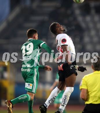 Fussball Tipico Bundesliga. RZ Pellets WAC gegen Rapid Wien. Issiaka Ouedraogo,  (WAC), Dejan Ljubicic (Rapid). Wolfsberg, am 2.12.2017.
Foto: Kuess

---
pressefotos, pressefotografie, kuess, qs, qspictures, sport, bild, bilder, bilddatenbank