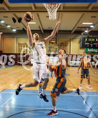 Basketball  ABL Cup 17/18 . KOS Celovec gegen Klosterneuburg Dukes. Jakob Strazar,  (KOS Celovec), Timur Bas (Klosterneuburg Dukes). Klagenfurt, am 1.12.2017.
Foto: Kuess

---
pressefotos, pressefotografie, kuess, qs, qspictures, sport, bild, bilder, bilddatenbank