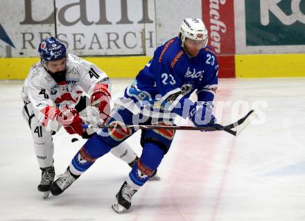 EBEL. Eishockey Bundesliga. EC VSV gegen HC TWK Innsbruck. Markus Schlacher,  (VSV), Benedikt Schennach (Innsbruck). Villach, am 3.12.2017.
Foto: Kuess 


---
pressefotos, pressefotografie, kuess, qs, qspictures, sport, bild, bilder, bilddatenbank