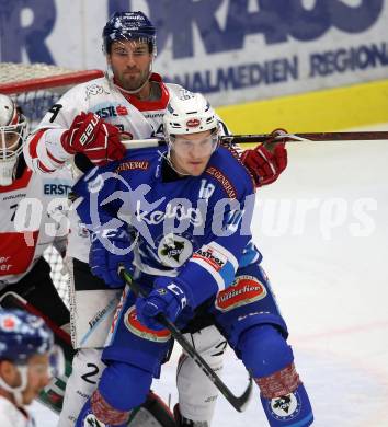 EBEL. Eishockey Bundesliga. EC VSV gegen HC TWK Innsbruck. Robert Flick, (VSV), Florian Pedevilla  (Innsbruck). Villach, am 3.12.2017.
Foto: Kuess 


---
pressefotos, pressefotografie, kuess, qs, qspictures, sport, bild, bilder, bilddatenbank